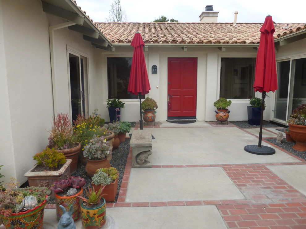Immagine di un piccolo patio o portico american style in cortile con un giardino in vaso, ghiaia e nessuna copertura
