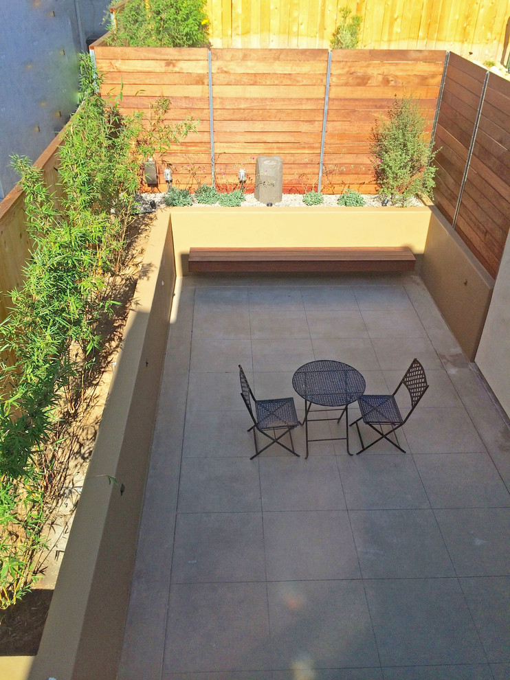 Immagine di un piccolo patio o portico mediterraneo dietro casa con pavimentazioni in cemento