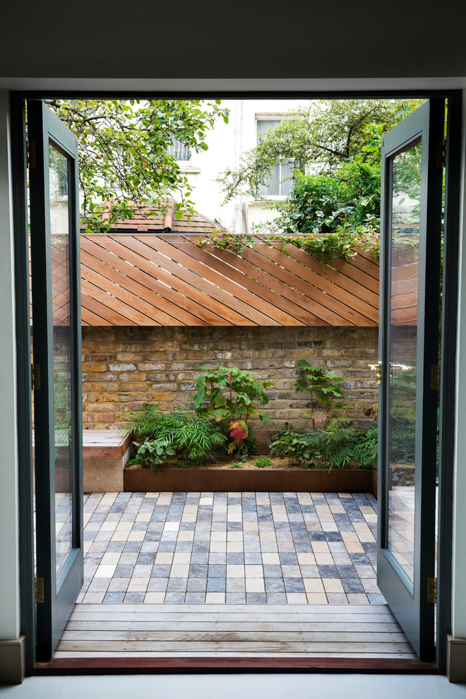Свежая идея для дизайна: маленький двор на заднем дворе в современном стиле для на участке и в саду - отличное фото интерьера