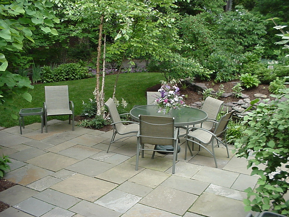 Foto de patio tradicional pequeño en patio trasero con fuente y adoquines de piedra natural