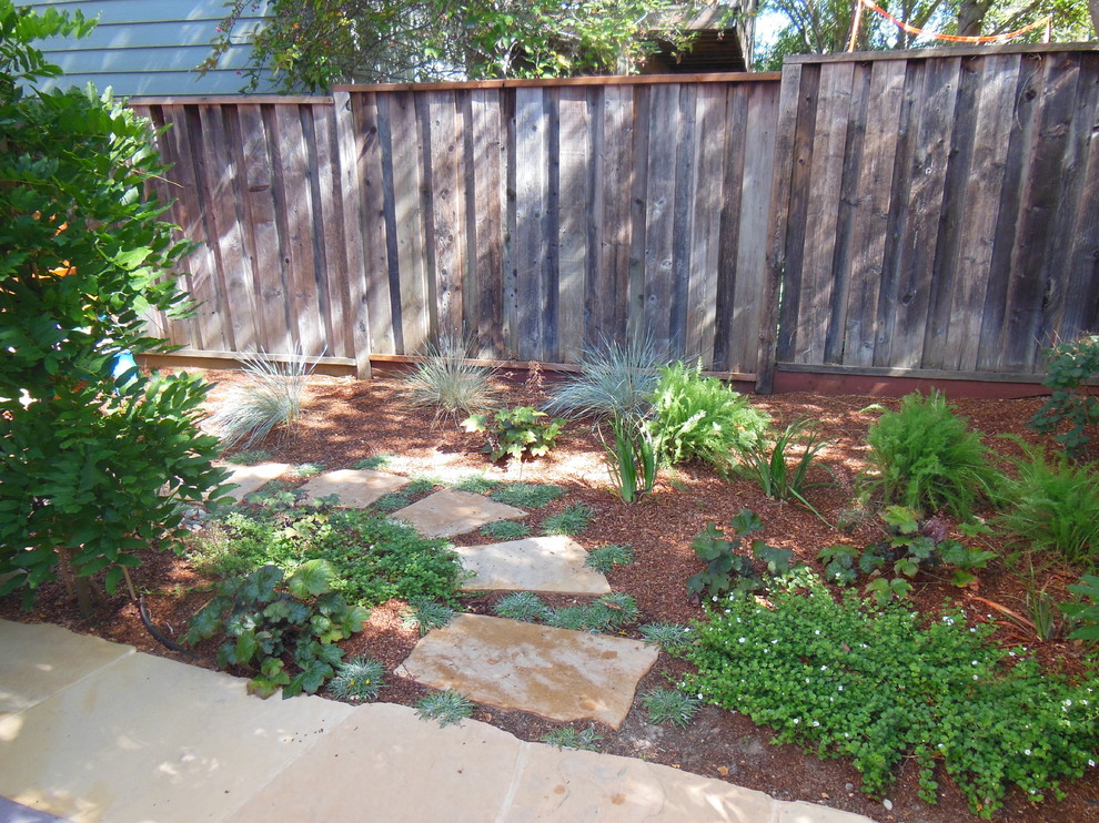 Immagine di un piccolo giardino chic in ombra dietro casa con pavimentazioni in pietra naturale