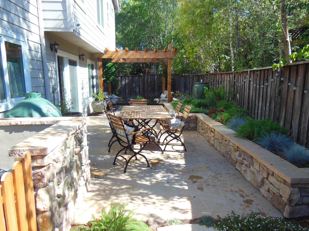 Kleine Klassische Pergola hinter dem Haus mit Natursteinplatten in San Francisco