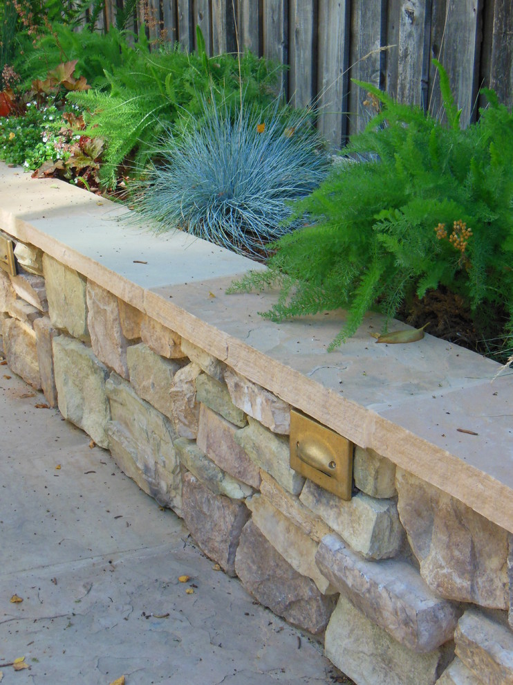 Пример оригинального дизайна: маленький двор на заднем дворе в классическом стиле с покрытием из каменной брусчатки для на участке и в саду