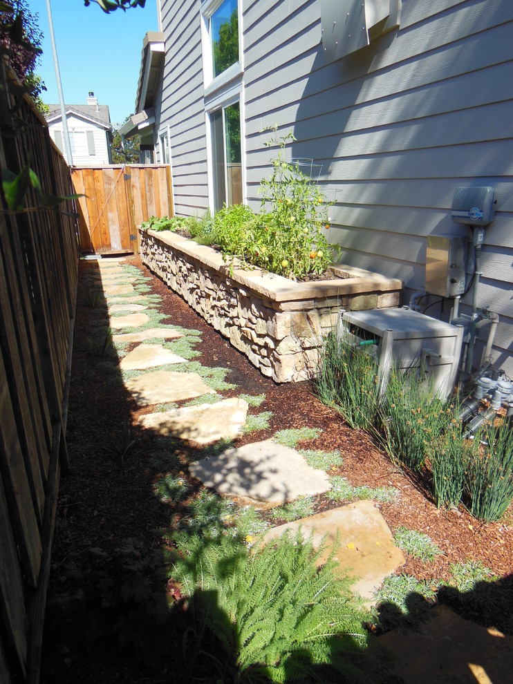 Свежая идея для дизайна: маленький двор на заднем дворе в классическом стиле с покрытием из каменной брусчатки для на участке и в саду - отличное фото интерьера