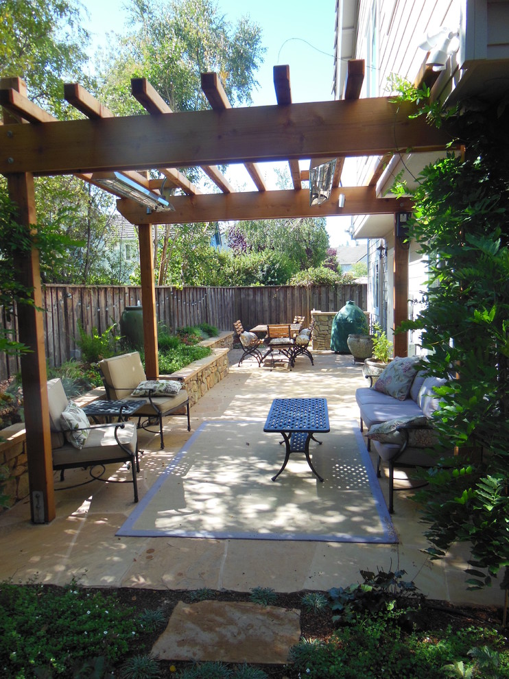 Foto de patio clásico pequeño en patio trasero con adoquines de piedra natural y pérgola