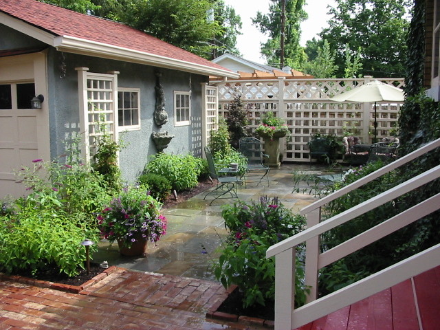 Diseño de patio de estilo americano de tamaño medio en patio lateral con fuente y adoquines de ladrillo