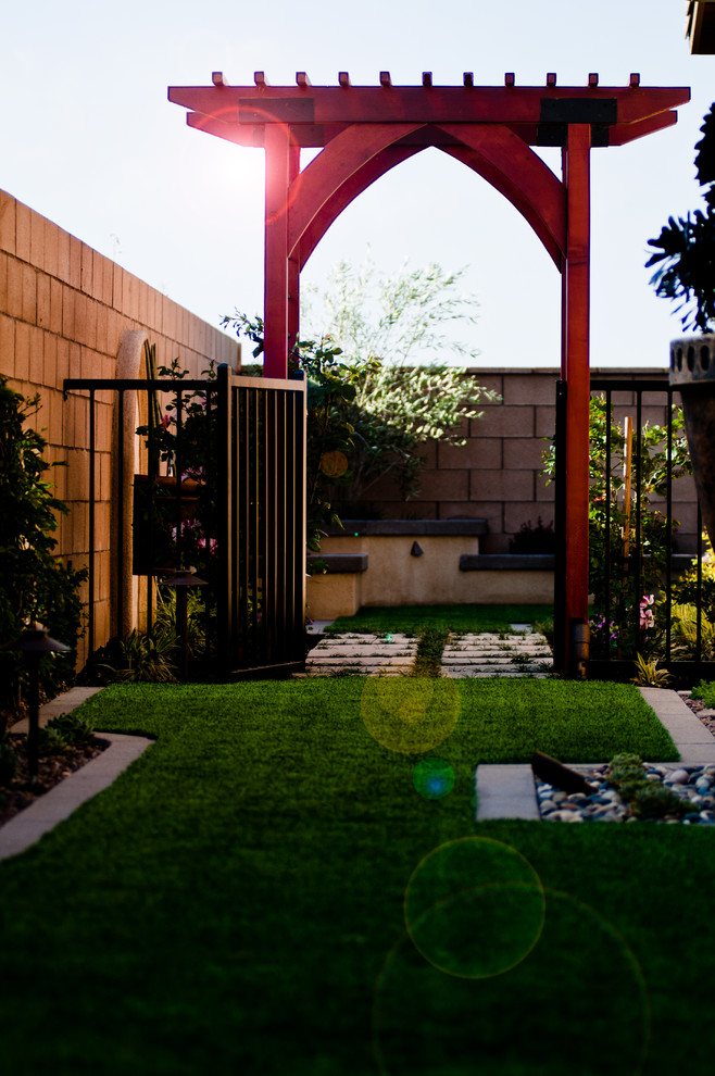 Foto di un giardino xeriscape mediterraneo esposto in pieno sole di medie dimensioni e dietro casa in primavera con pavimentazioni in cemento e un ingresso o sentiero