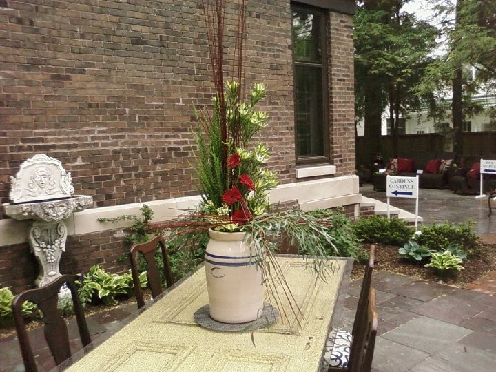 Пример оригинального дизайна: маленький двор на заднем дворе в стиле рустика с покрытием из каменной брусчатки без защиты от солнца для на участке и в саду