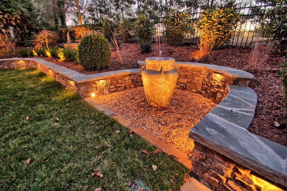На фото: маленький двор на заднем дворе в классическом стиле с фонтаном и покрытием из гравия для на участке и в саду с