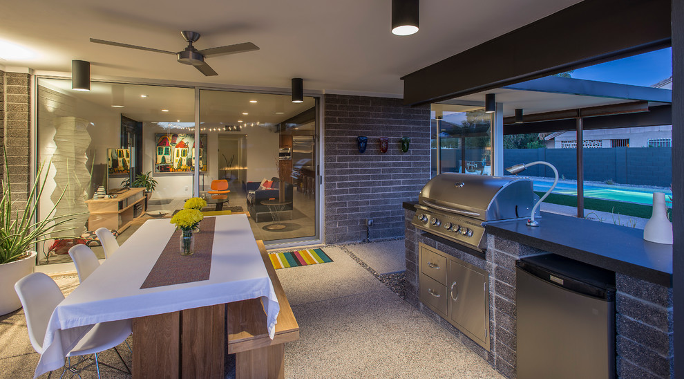 Modelo de patio vintage en patio trasero y anexo de casas con cocina exterior y losas de hormigón