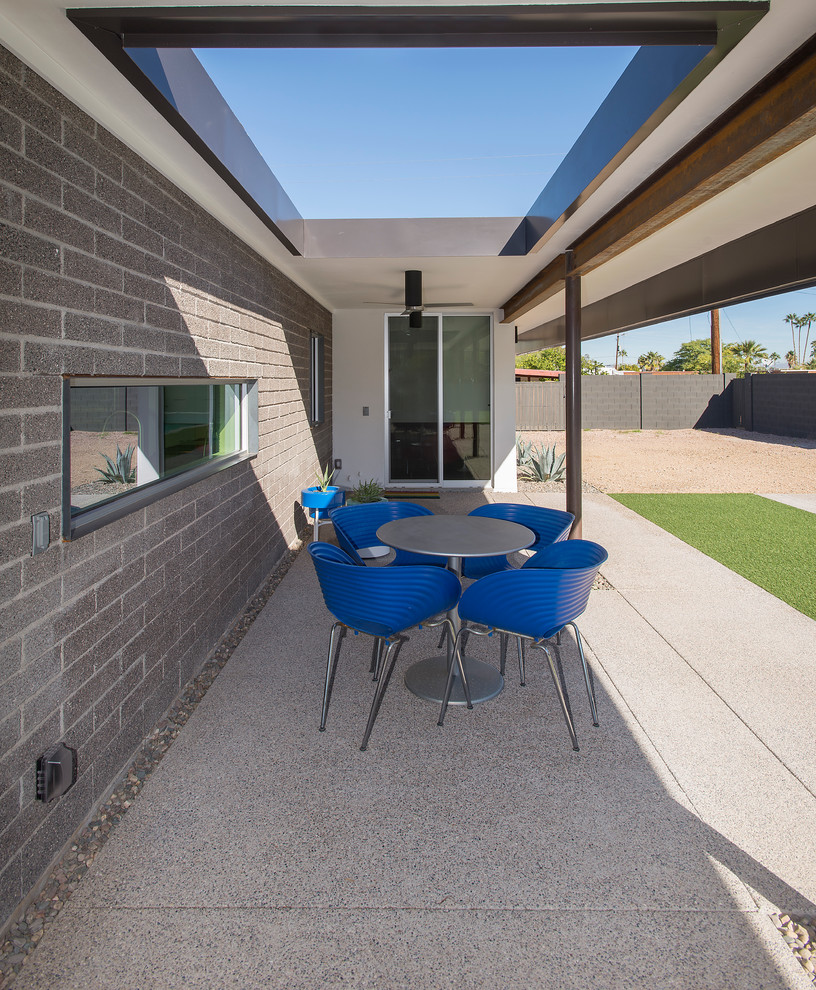 Источник вдохновения для домашнего уюта: двор среднего размера на заднем дворе в стиле ретро с покрытием из бетонных плит и навесом