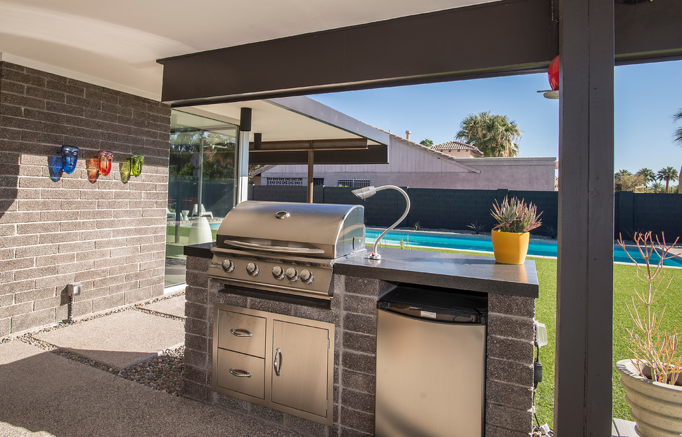 Стильный дизайн: двор среднего размера на заднем дворе в стиле ретро с летней кухней, покрытием из бетонных плит и навесом - последний тренд