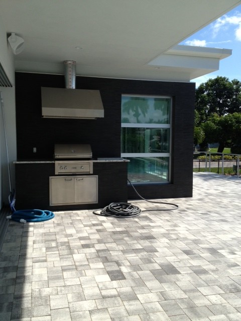 Patio - contemporary patio idea in Miami