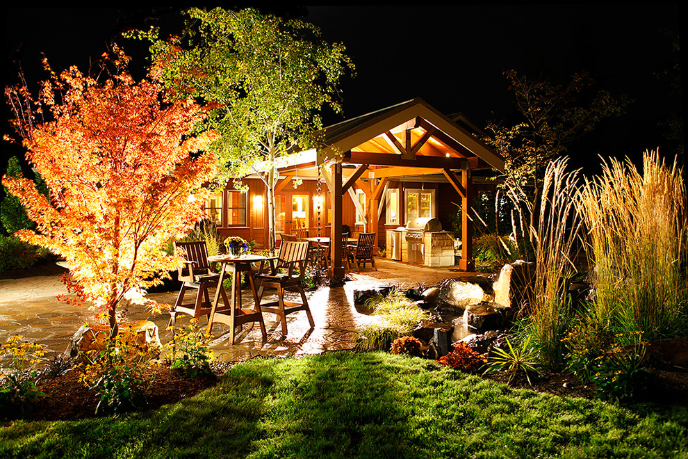 Foto de patio rústico grande en patio trasero con cocina exterior, adoquines de piedra natural y cenador