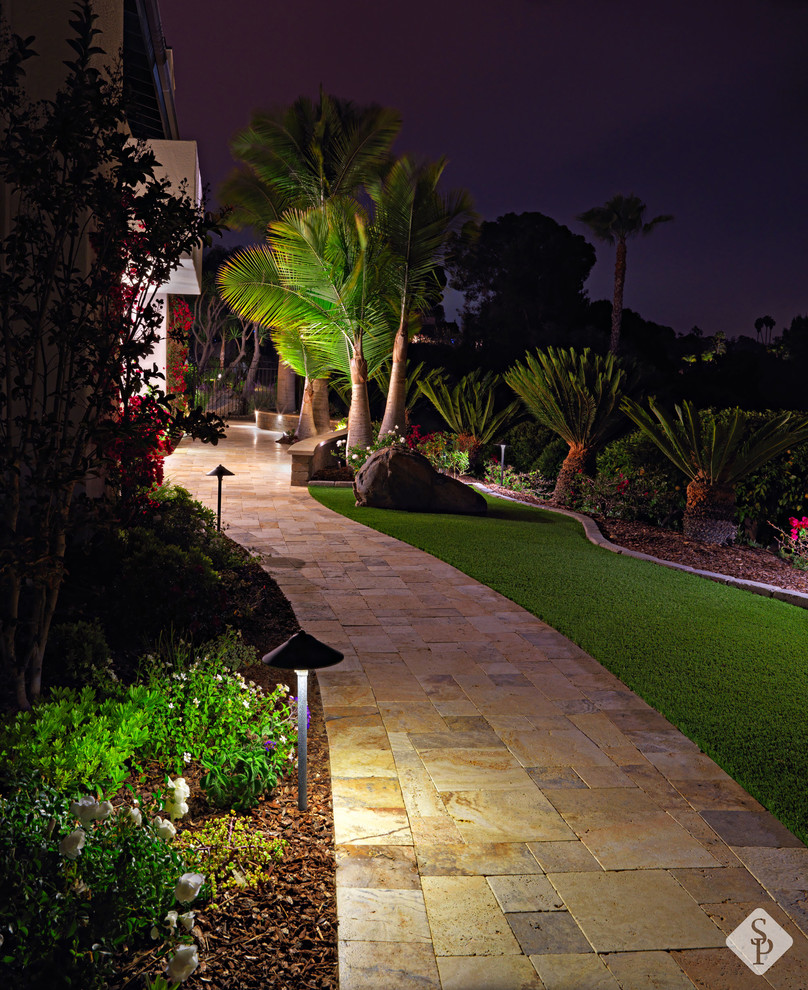 Foto di un ampio patio o portico mediterraneo nel cortile laterale con pavimentazioni in pietra naturale
