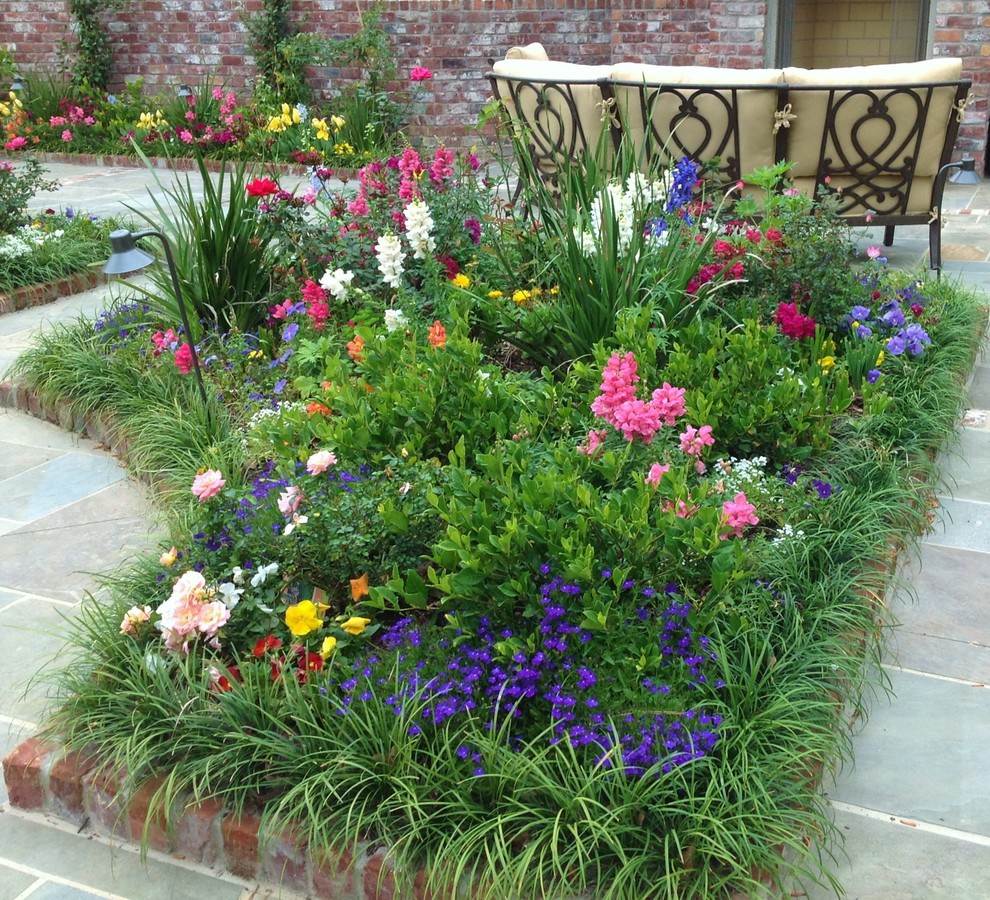 На фото: маленький участок и сад на внутреннем дворе в классическом стиле с местом для костра и покрытием из каменной брусчатки для на участке и в саду