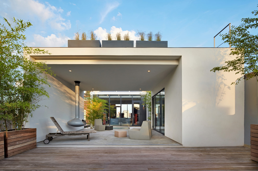 Mittelgroßer, Überdachter Moderner Patio im Innenhof mit Kamin und Betonplatten in New York