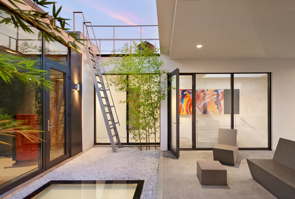 Идея дизайна: двор среднего размера на внутреннем дворе в стиле модернизм с покрытием из бетонных плит и навесом