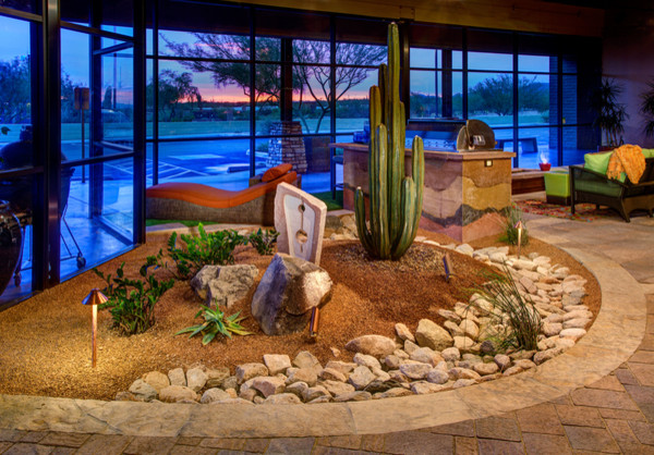 Kleiner Mediterraner Patio mit Wasserspiel und Betonboden in Phoenix