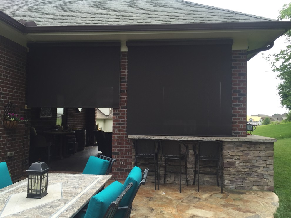 Mittelgroßer, Überdachter Klassischer Patio hinter dem Haus mit Outdoor-Küche und Natursteinplatten in Atlanta