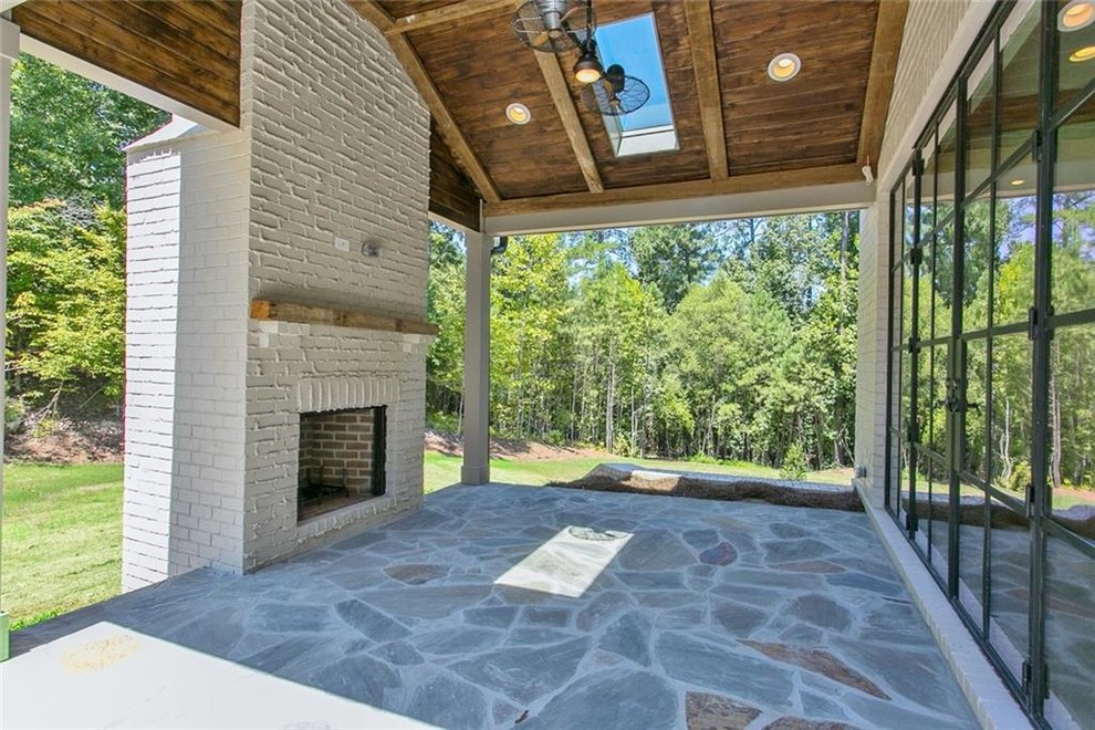 Mittelgroßer, Überdachter Landhaus Patio hinter dem Haus mit Kamin und Natursteinplatten in Atlanta