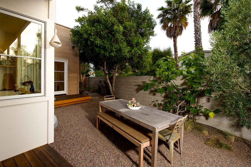 Foto di un patio o portico stile marino nel cortile laterale con ghiaia e nessuna copertura