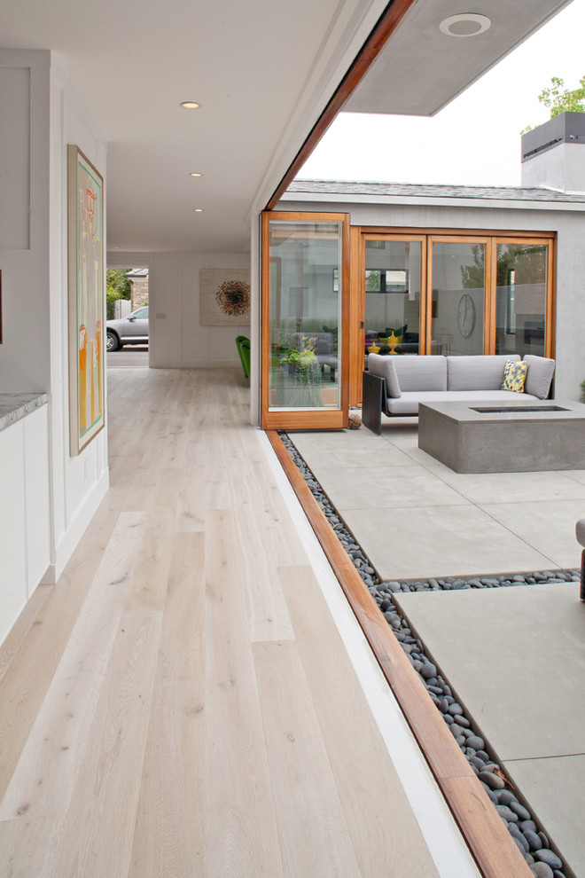 Diseño de patio actual grande sin cubierta en patio trasero con adoquines de hormigón