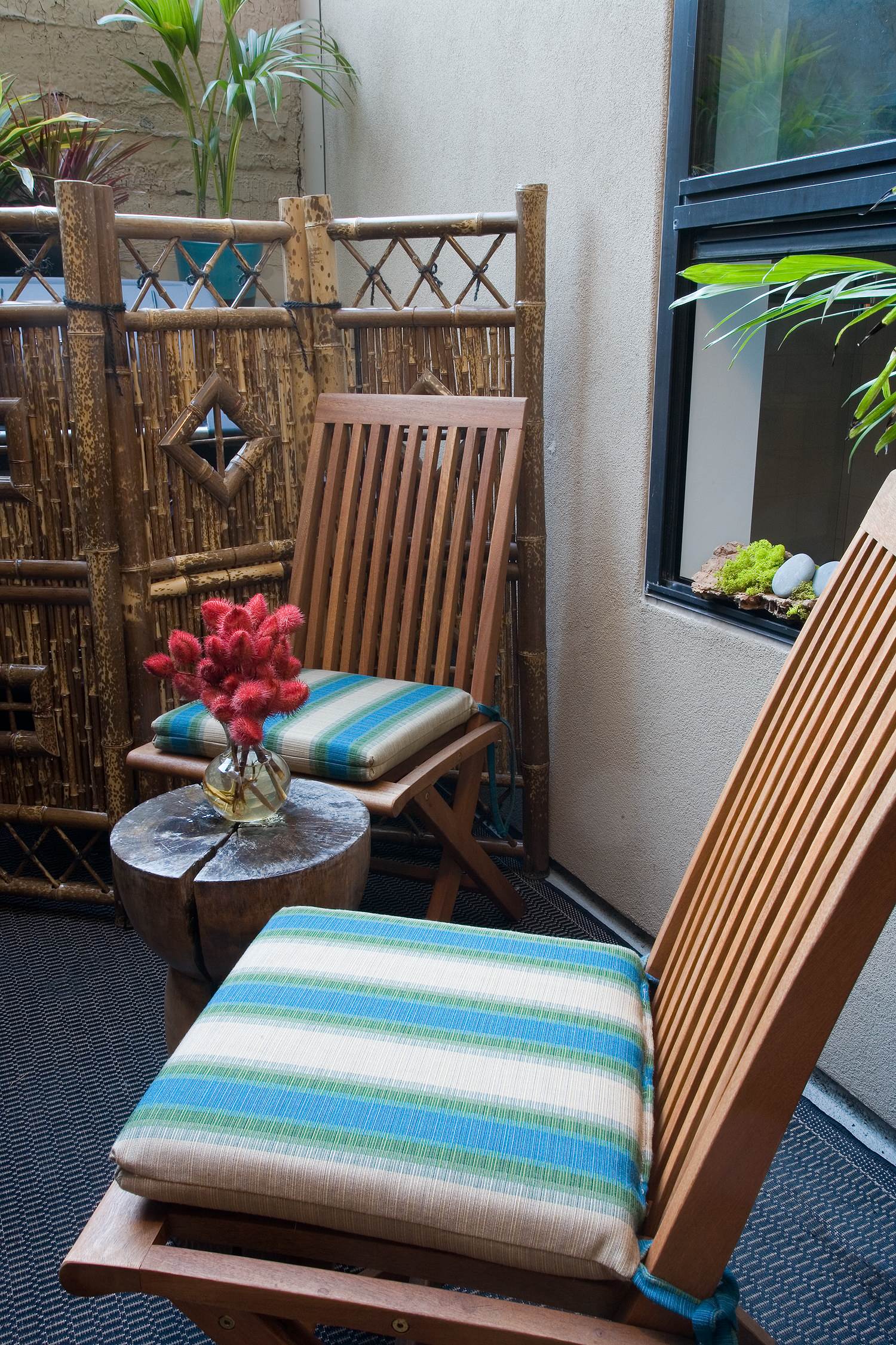 Интерьер цветочной лоджии в эко-стиле с ярким креслом Miami Lux