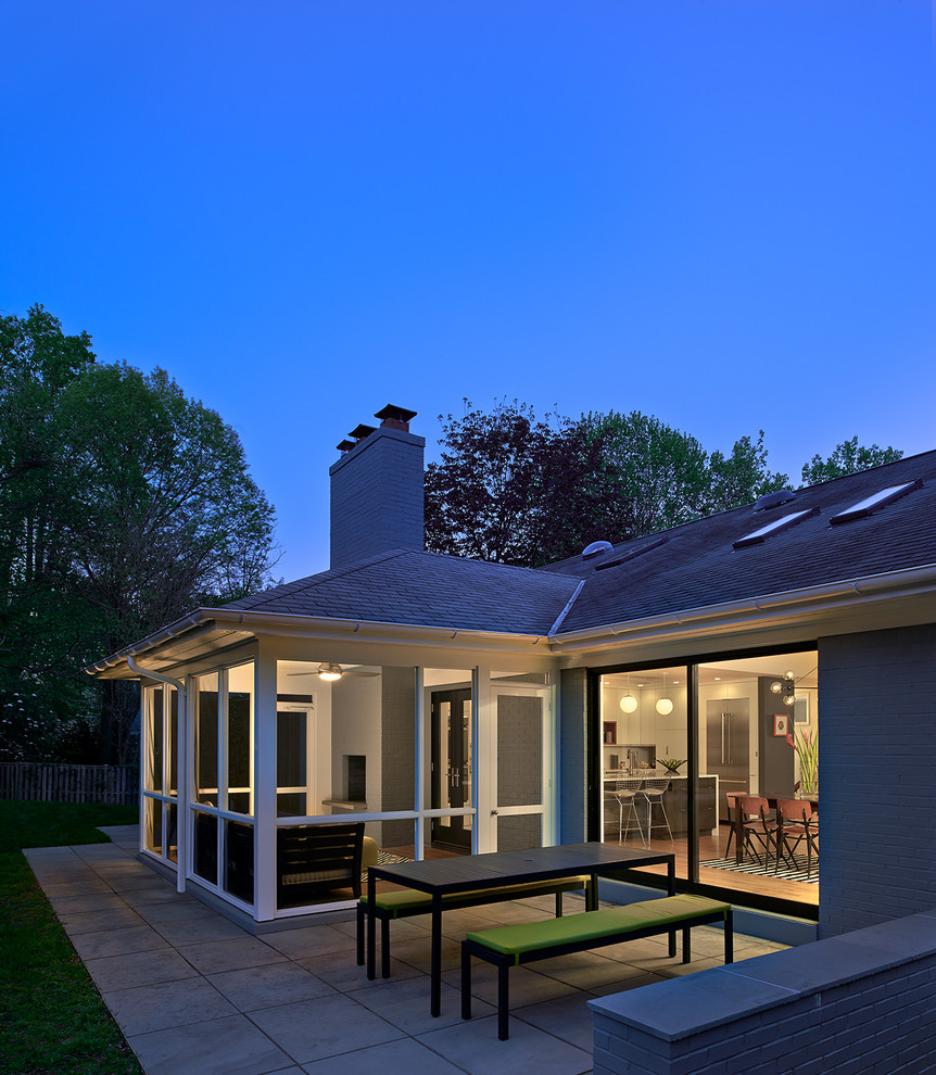 На фото: двор среднего размера на заднем дворе в стиле ретро с летней кухней и покрытием из декоративного бетона без защиты от солнца