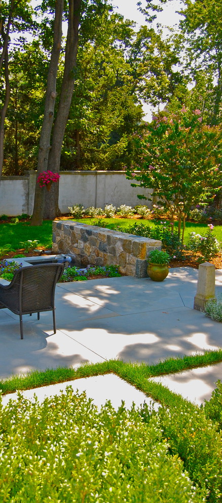 Example of a classic patio design in New York
