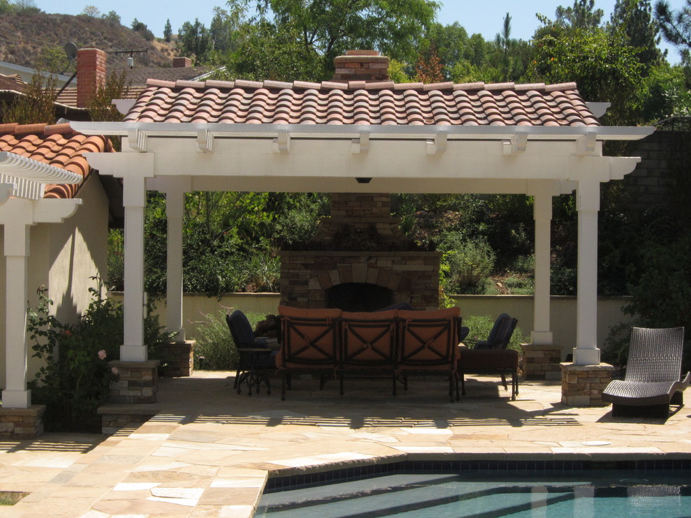 На фото: беседка во дворе частного дома среднего размера на переднем дворе в средиземноморском стиле с покрытием из каменной брусчатки