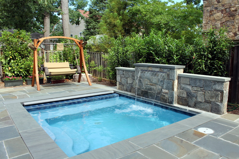 Esempio di una piscina design di medie dimensioni e dietro casa con fontane e pavimentazioni in pietra naturale