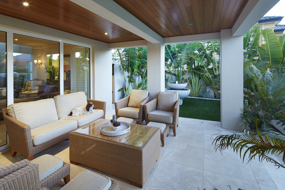 Diseño de patio tropical con fuente