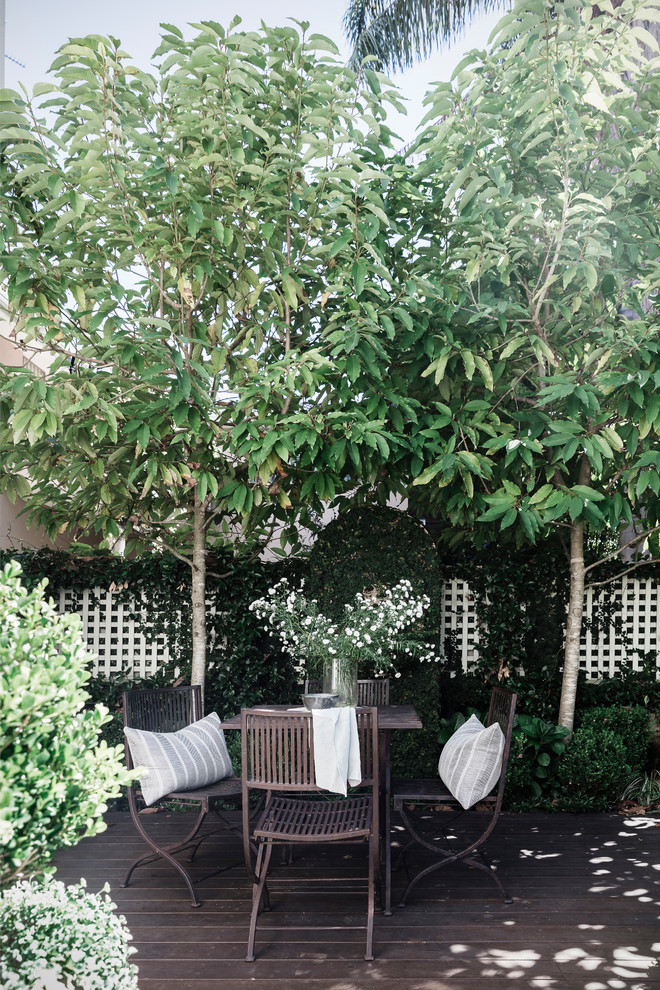 Imagen de patio clásico renovado con jardín vertical y entablado