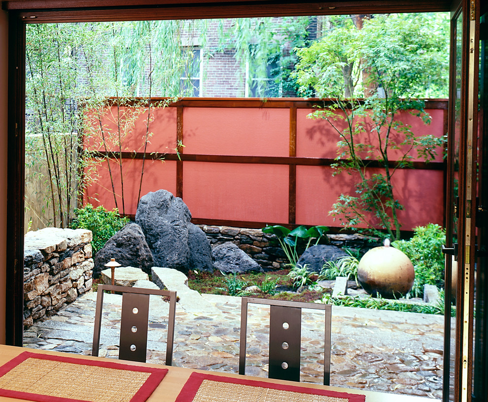 Idée de décoration pour une petite terrasse asiatique.