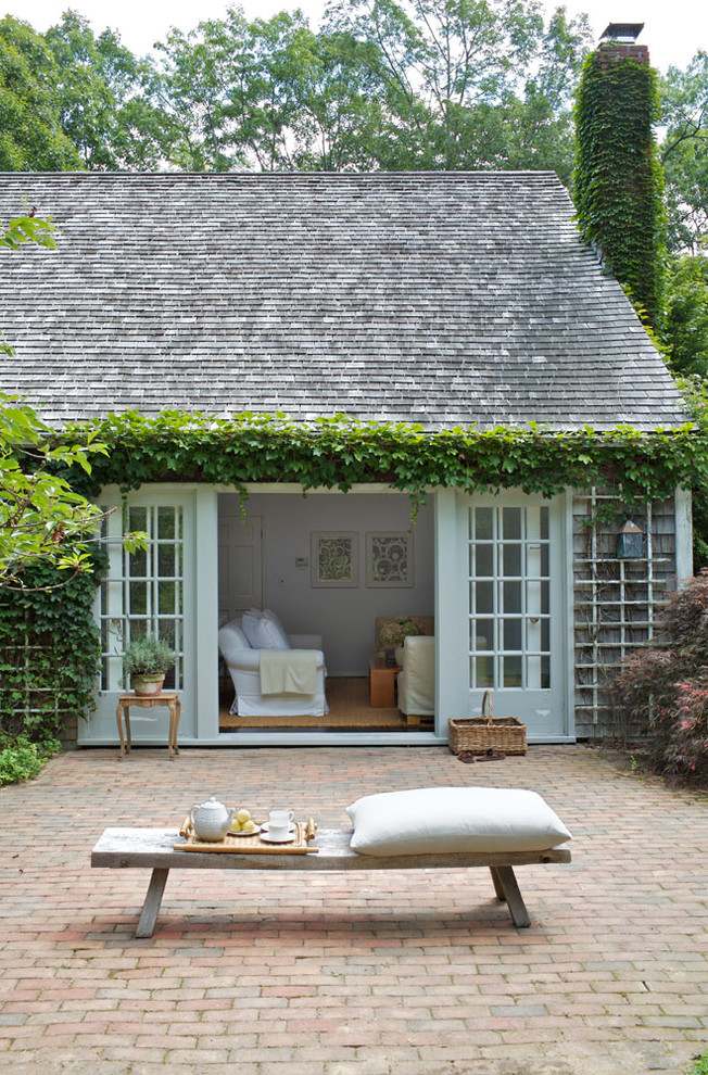 Diseño de patio campestre sin cubierta en patio trasero con adoquines de ladrillo
