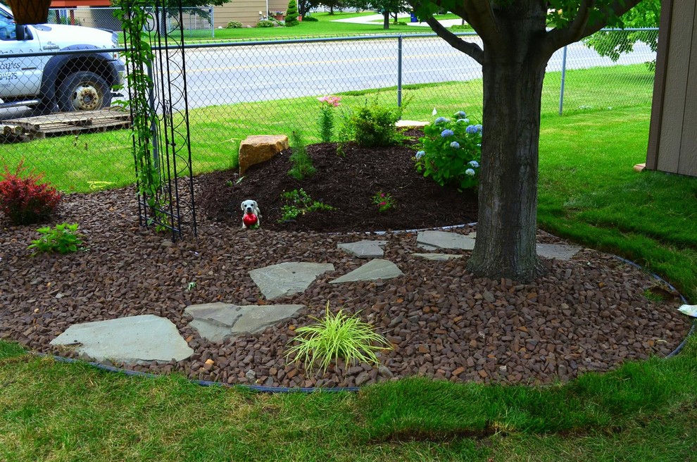 На фото: участок и сад на заднем дворе с местом для костра и мощением клинкерной брусчаткой с