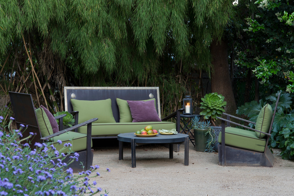 Kleiner, Unbedeckter Klassischer Patio hinter dem Haus mit Granitsplitt in Los Angeles