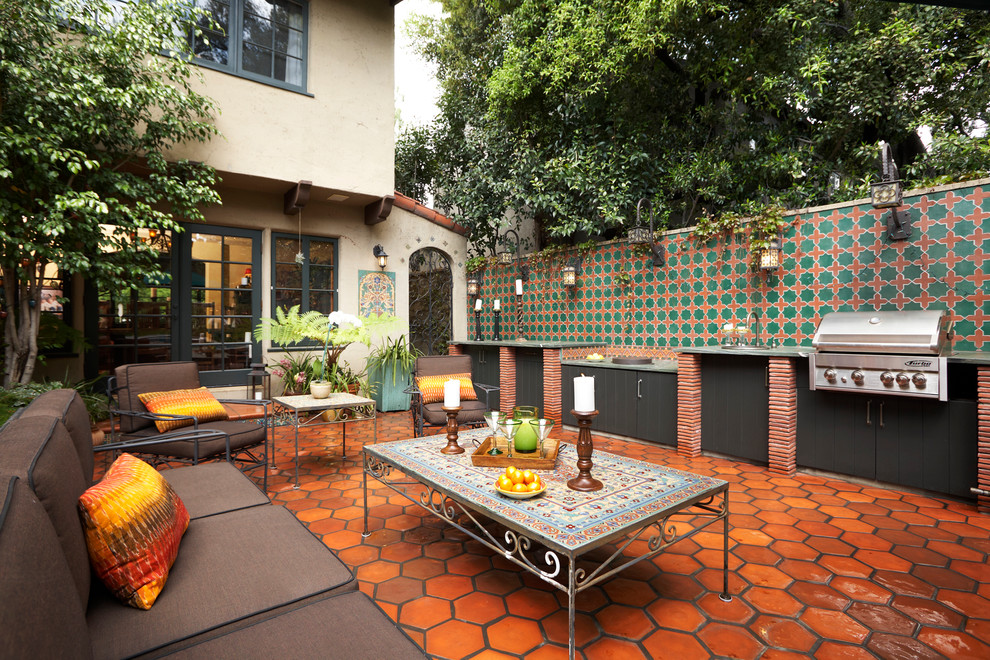 Идея дизайна: двор в средиземноморском стиле с летней кухней и покрытием из плитки без защиты от солнца