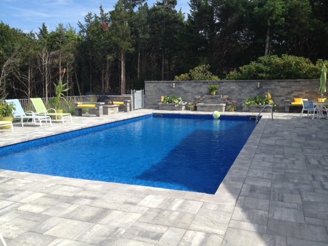Immagine di una piscina classica dietro casa