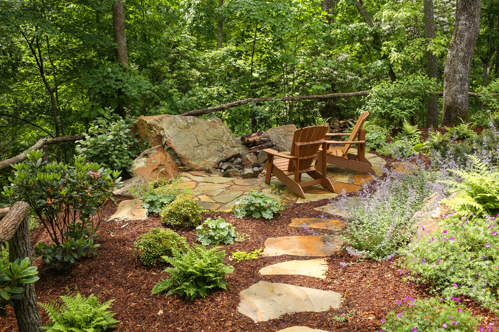 Mittelgroßer, Unbedeckter Uriger Patio hinter dem Haus mit Feuerstelle und Natursteinplatten in Charlotte