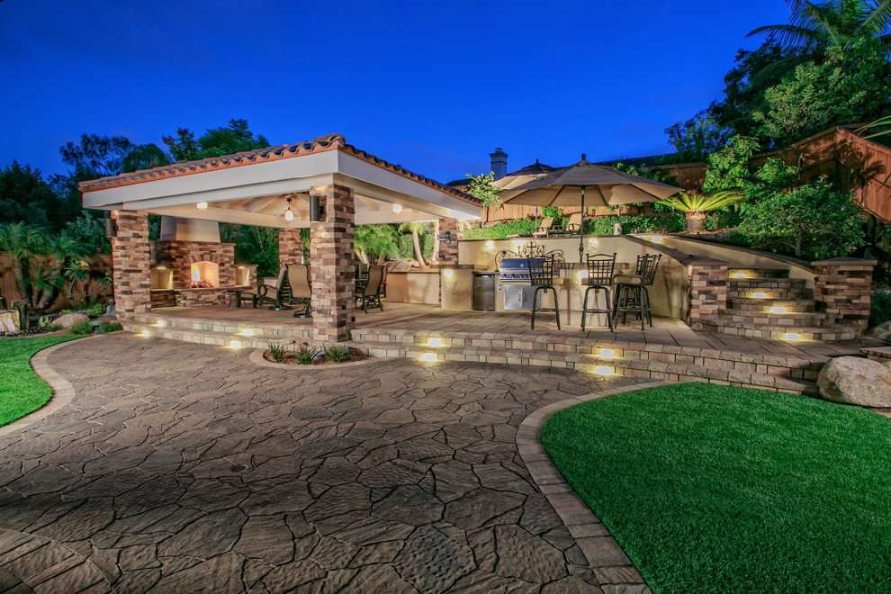 Mittelgroßer Klassischer Patio hinter dem Haus mit Outdoor-Küche, Natursteinplatten und Gazebo in San Diego