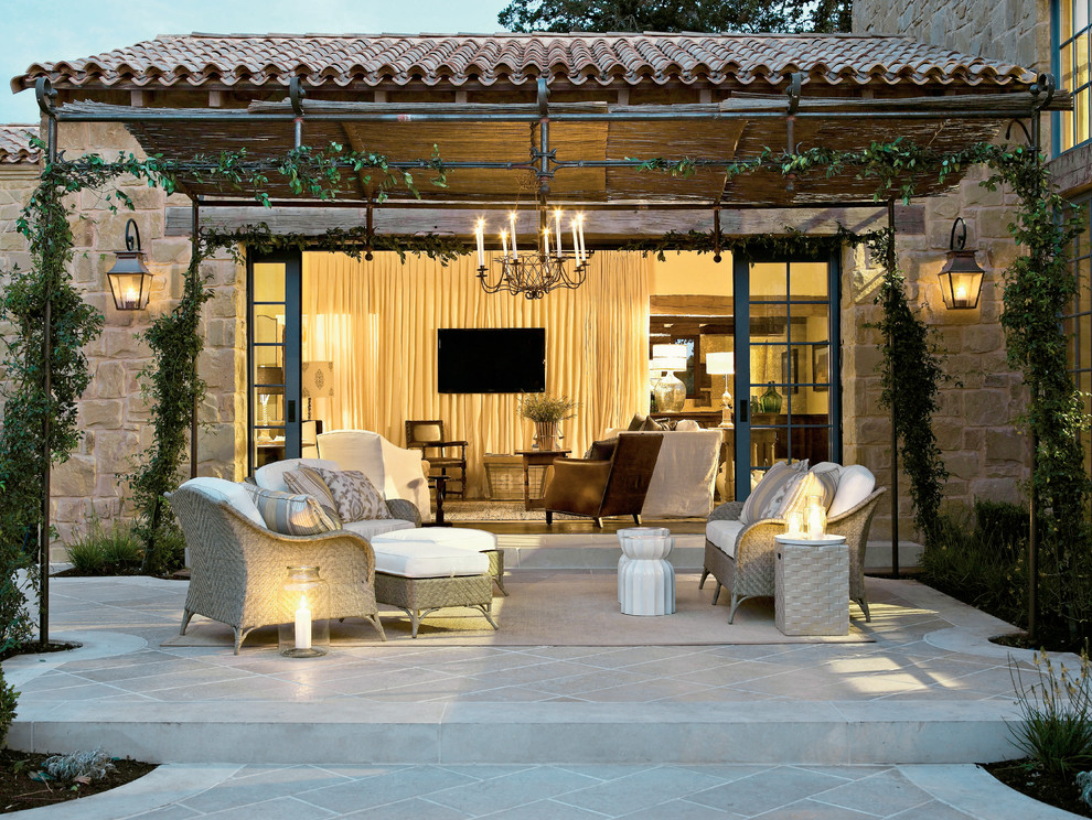 Свежая идея для дизайна: беседка во дворе частного дома в средиземноморском стиле - отличное фото интерьера