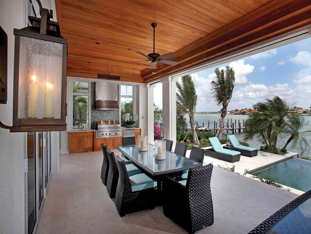 Свежая идея для дизайна: двор в морском стиле с зоной барбекю - отличное фото интерьера