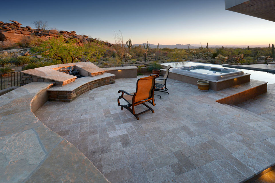 Foto de patio de estilo americano en patio trasero con adoquines de piedra natural