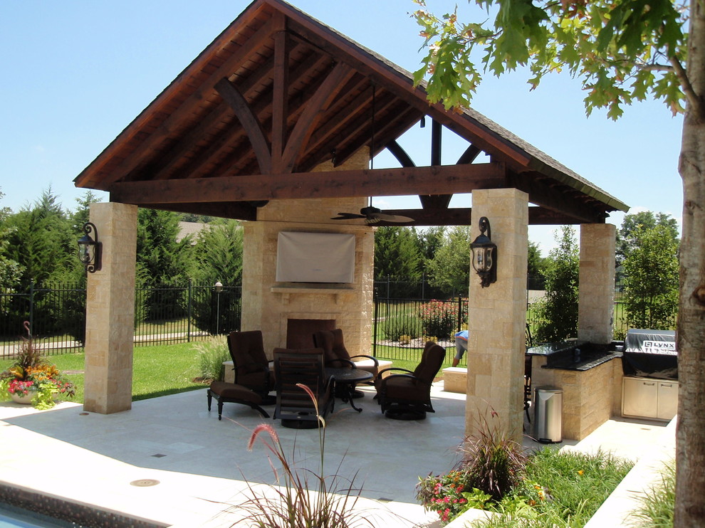 Идея дизайна: большой двор на заднем дворе в классическом стиле с местом для костра и покрытием из плитки