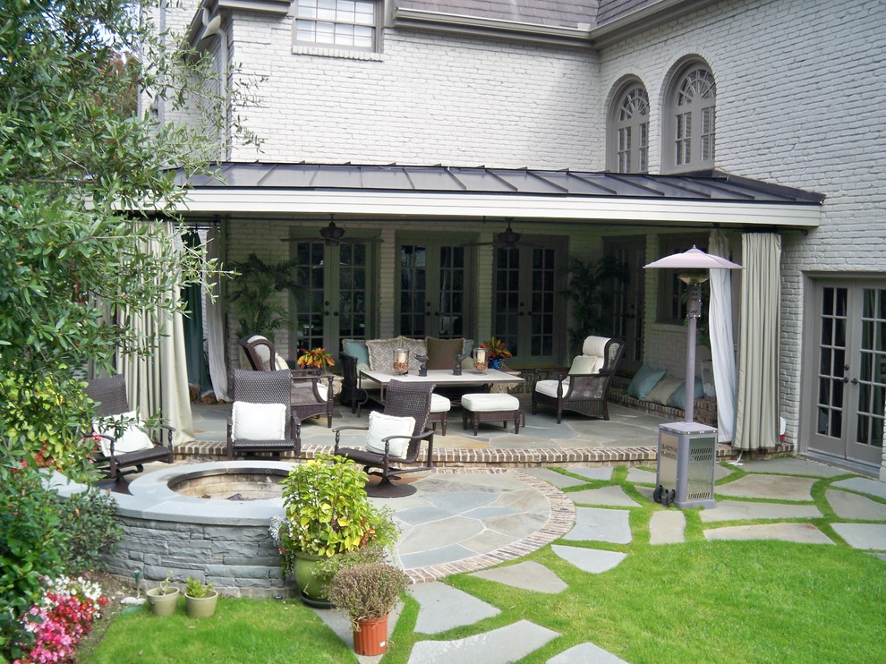 Стильный дизайн: большой двор на заднем дворе в классическом стиле с местом для костра, покрытием из плитки и навесом - последний тренд