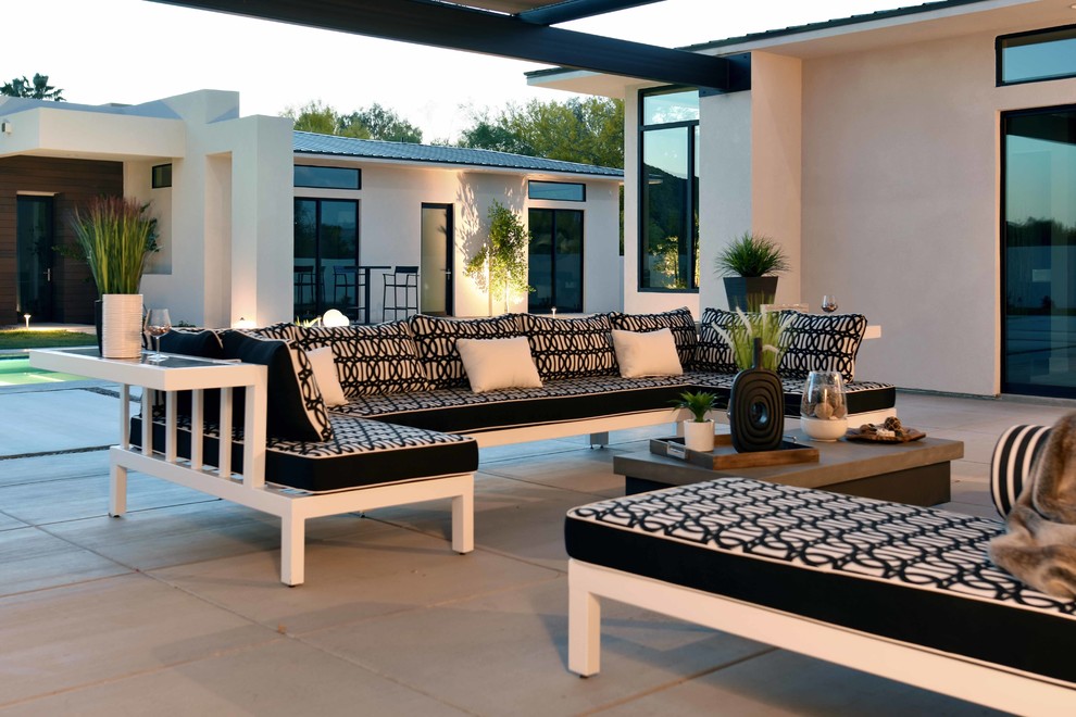 Design ideas for a contemporary patio in Phoenix.