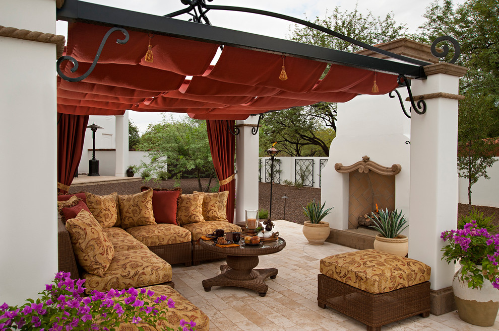Immagine di un patio o portico mediterraneo con un focolare