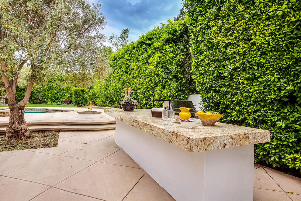 ロサンゼルスにある地中海スタイルのおしゃれなテラス・中庭 (天然石敷き) の写真